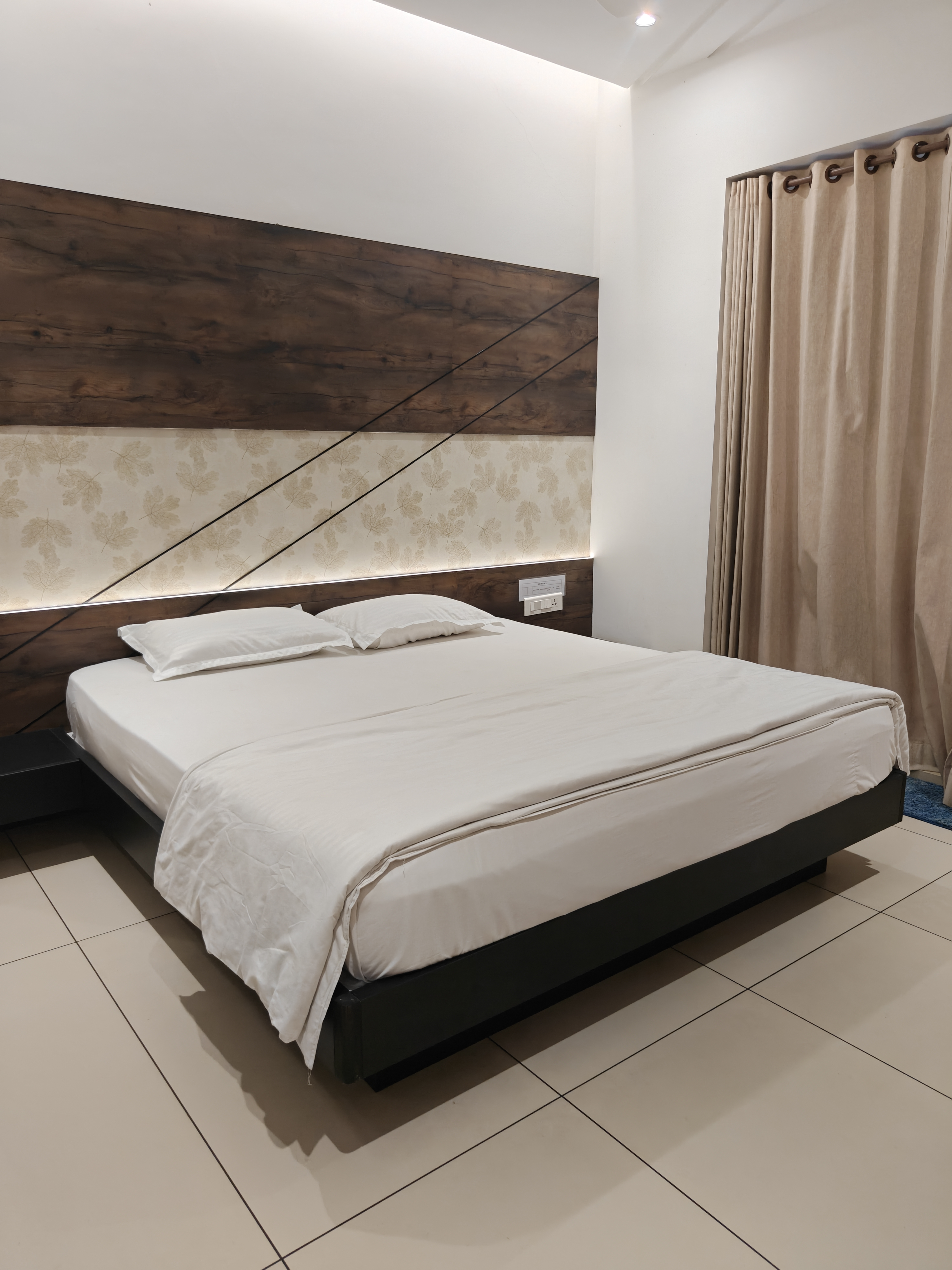Rosy Villa Bedroom 1 Photo 4